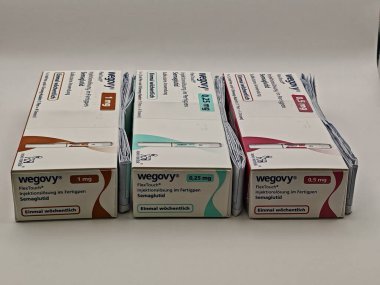 Prag, Çek Cumhuriyeti-8 Nisan 2025: Novo Nordisk tarafından obez veya diyabetik hastalarda kronik ağırlık yönetimi için semaglutit ile Wegovy enjeksiyon kalemi.