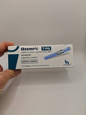 Prag, Çek Cumhuriyeti-Mayıs 2025: Novo Nordisk 'in Ozempic ilaç kutusu. Çek Cumhuriyeti 'nde diyabet tedavisi. Bir paket semaglutid. Diyabet ilacı. Bazen kilo vermek için kullanılıyor.