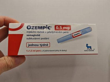 Prag, Çek Cumhuriyeti-Mayıs 2025: Novo Nordisk 'in Ozempic ilaç kutusu. Çek Cumhuriyeti 'nde diyabet tedavisi. Bir paket semaglutid. Diyabet ilacı. Bazen kilo vermek için kullanılıyor.