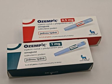 Prag, Çek Cumhuriyeti-Mayıs 2025: Novo Nordisk 'in Ozempic ilaç kutusu. Çek Cumhuriyeti 'nde diyabet tedavisi. Bir paket semaglutid. Diyabet ilacı. Bazen kilo vermek için kullanılıyor.
