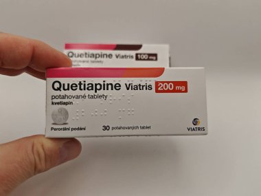 Prag, Çek Cumhuriyeti - 28 Ağustos 2024: Şizofreni ve bipolar bozukluğun tedavisinde kullanılan QUETIAPIN VIATRIS kutusu.