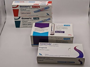 Prag, Çek Cumhuriyeti 6 Mayıs 2025: Wegovy, Ozempic, Saxenda, ve Trulicity modern GLP-1 agonist ilaçlar kilo kaybı ve tip 2 diyabet yönetimi, eczane ambalajında birlikte sergilenmektedir.