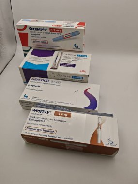 Prag, Çek Cumhuriyeti-8 Nisan 2025: Novo Nordisk tarafından obez veya diyabetik hastalarda kronik ağırlık yönetimi için semaglutit ile Wegovy enjeksiyon kalemi.