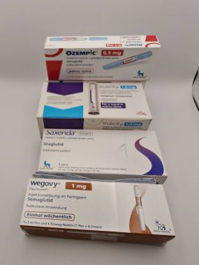 Prag, Çek Cumhuriyeti 6 Mayıs 2025: Wegovy, Ozempic, Saxenda, ve Trulicity modern GLP-1 agonist ilaçlar kilo kaybı ve tip 2 diyabet yönetimi, eczane ambalajında birlikte sergilenmektedir.