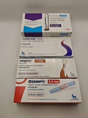 Prag, Çek Cumhuriyeti-8 Nisan 2025: Novo Nordisk tarafından obez veya diyabetik hastalarda kronik ağırlık yönetimi için semaglutit ile Wegovy enjeksiyon kalemi.