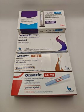 Prag, Çek Cumhuriyeti 6 Mayıs 2025: Wegovy, Ozempic, Saxenda, ve Trulicity modern GLP-1 agonist ilaçlar kilo kaybı ve tip 2 diyabet yönetimi, eczane ambalajında birlikte sergilenmektedir.