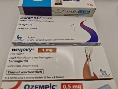 Prag, Çek Cumhuriyeti-8 Nisan 2025: Novo Nordisk tarafından obez veya diyabetik hastalarda kronik ağırlık yönetimi için semaglutit ile Wegovy enjeksiyon kalemi.