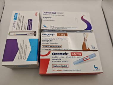 Prag, Çek Cumhuriyeti 6 Mayıs 2025: Wegovy, Ozempic, Saxenda, ve Trulicity modern GLP-1 agonist ilaçlar kilo kaybı ve tip 2 diyabet yönetimi, eczane ambalajında birlikte sergilenmektedir.