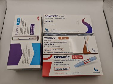 Prag, Çek Cumhuriyeti-8 Nisan 2025: Novo Nordisk tarafından obez veya diyabetik hastalarda kronik ağırlık yönetimi için semaglutit ile Wegovy enjeksiyon kalemi.