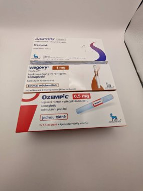 Prag, Çek Cumhuriyeti-Mayıs 2025: Novo Nordisk 'in Ozempic ilaç kutusu. Çek Cumhuriyeti 'nde diyabet tedavisi. Bir paket semaglutid. Diyabet ilacı. Bazen kilo vermek için kullanılıyor.