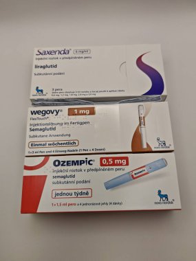 Prag, Çek Cumhuriyeti 6 Mayıs 2025: Wegovy, Ozempic, Saxenda, ve Trulicity modern GLP-1 agonist ilaçlar kilo kaybı ve tip 2 diyabet yönetimi, eczane ambalajında birlikte sergilenmektedir.