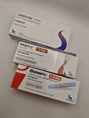 Prag, Çek Cumhuriyeti-8 Nisan 2025: Novo Nordisk tarafından obez veya diyabetik hastalarda kronik ağırlık yönetimi için semaglutit ile Wegovy enjeksiyon kalemi.