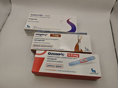 Prag, Çek Cumhuriyeti 6 Mayıs 2025: Wegovy, Ozempic, Saxenda, ve Trulicity modern GLP-1 agonist ilaçlar kilo kaybı ve tip 2 diyabet yönetimi, eczane ambalajında birlikte sergilenmektedir.