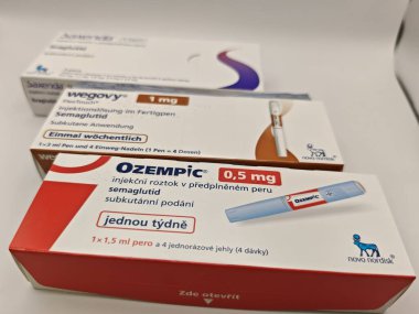 Prag, Çek Cumhuriyeti 6 Mayıs 2025: Wegovy, Ozempic, Saxenda, ve Trulicity modern GLP-1 agonist ilaçlar kilo kaybı ve tip 2 diyabet yönetimi, eczane ambalajında birlikte sergilenmektedir.