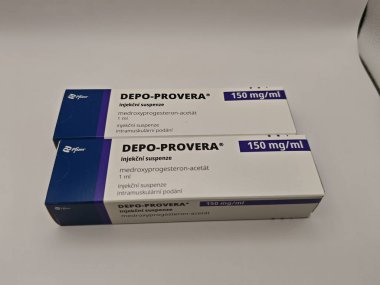 Prag, Çek Cumhuriyeti-8 Mayıs 2025: DEPO-PROVERA kutu dolusu medroksiprogesteron Pfizer tarafından aktif madde, doğum kontrol, adet bozuklukları, endometriozi