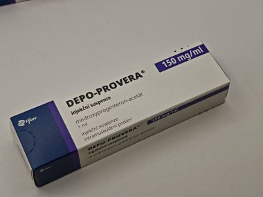 Prag, Çek Cumhuriyeti-8 Mayıs 2025: DEPO-PROVERA kutu dolusu medroksiprogesteron Pfizer tarafından aktif madde, doğum kontrol, adet bozuklukları, endometriozi