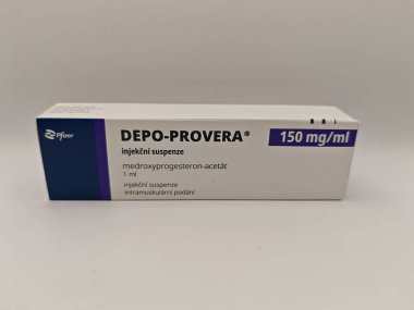 Prag, Çek Cumhuriyeti-8 Mayıs 2025: DEPO-PROVERA kutu dolusu medroksiprogesteron Pfizer tarafından aktif madde, doğum kontrol, adet bozuklukları, endometriozi