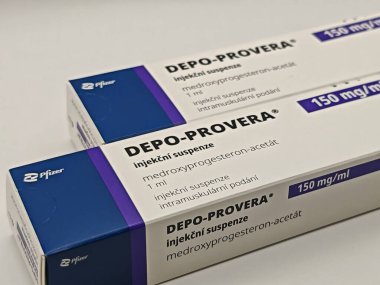 Prag, Çek Cumhuriyeti-8 Mayıs 2025: DEPO-PROVERA kutu dolusu medroksiprogesteron Pfizer tarafından aktif madde, doğum kontrol, adet bozuklukları, endometriozi
