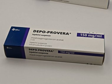 Prag, Çek Cumhuriyeti-8 Mayıs 2025: DEPO-PROVERA kutu dolusu medroksiprogesteron Pfizer tarafından aktif madde, doğum kontrol, adet bozuklukları, endometriozi
