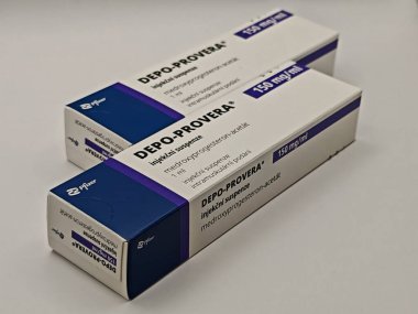 Prag, Çek Cumhuriyeti-8 Mayıs 2025: DEPO-PROVERA kutu dolusu medroksiprogesteron Pfizer tarafından aktif madde, doğum kontrol, adet bozuklukları, endometriozi