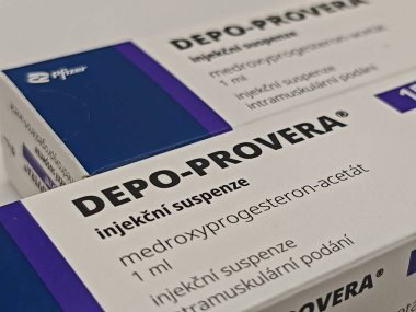 Prag, Çek Cumhuriyeti-8 Mayıs 2025: DEPO-PROVERA kutu dolusu medroksiprogesteron Pfizer tarafından aktif madde, doğum kontrol, adet bozuklukları, endometriozi