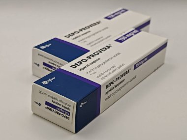 Prag, Çek Cumhuriyeti-8 Mayıs 2025: DEPO-PROVERA kutu dolusu medroksiprogesteron Pfizer tarafından aktif madde, doğum kontrol, adet bozuklukları, endometriozi