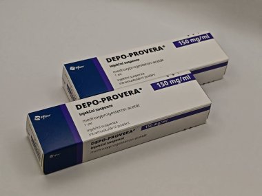 Prag, Çek Cumhuriyeti-8 Mayıs 2025: DEPO-PROVERA kutu dolusu medroksiprogesteron Pfizer tarafından aktif madde, doğum kontrol, adet bozuklukları, endometriozi