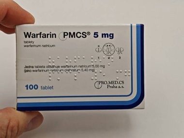 Prag, Çek Cumhuriyeti - 13. SEPTEMBER 2024: WARFARIN aktif maddeyle ilaç kutusu, kan pıhtısının önlenmesi ve felç riskinin azaltılmasında kullanılır.