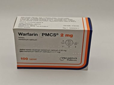 Prag, Çek Cumhuriyeti - 13. SEPTEMBER 2024: WARFARIN aktif maddeyle ilaç kutusu, kan pıhtısının önlenmesi ve felç riskinin azaltılmasında kullanılır.