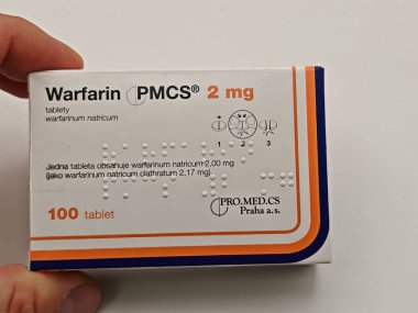 Prag, Çek Cumhuriyeti - 13. SEPTEMBER 2024: WARFARIN aktif maddeyle ilaç kutusu, kan pıhtısının önlenmesi ve felç riskinin azaltılmasında kullanılır.