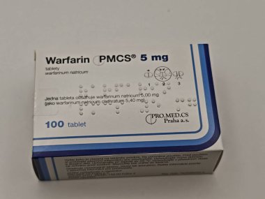 Prag, Çek Cumhuriyeti - 13. SEPTEMBER 2024: WARFARIN aktif maddeyle ilaç kutusu, kan pıhtısının önlenmesi ve felç riskinin azaltılmasında kullanılır.