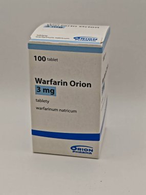 Prag, Çek Cumhuriyeti - 13 Eylül 2024: WARFARIN ORION ilaç kutusu ORION tarafından aktif madde, kan pıhtısının önlenmesi ve felç riskinin azaltılması için kullanılır.