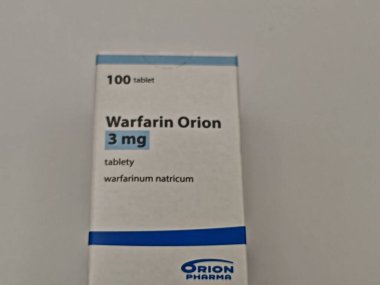 Prag, Çek Cumhuriyeti - 13 Eylül 2024: WARFARIN ORION ilaç kutusu ORION tarafından aktif madde, kan pıhtısının önlenmesi ve felç riskinin azaltılması için kullanılır.