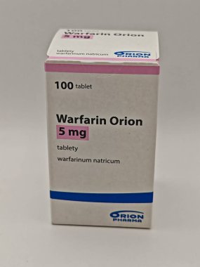 Prag, Çek Cumhuriyeti - 13 Eylül 2024: WARFARIN ORION ilaç kutusu ORION tarafından aktif madde, kan pıhtısının önlenmesi ve felç riskinin azaltılması için kullanılır.