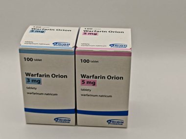 Prag, Çek Cumhuriyeti - 13 Eylül 2024: WARFARIN ORION ilaç kutusu ORION tarafından aktif madde, kan pıhtısının önlenmesi ve felç riskinin azaltılması için kullanılır.