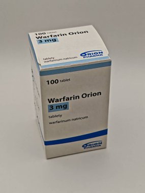 Prag, Çek Cumhuriyeti - 13 Eylül 2024: WARFARIN ORION ilaç kutusu ORION tarafından aktif madde, kan pıhtısının önlenmesi ve felç riskinin azaltılması için kullanılır.