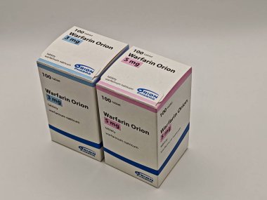 Prag, Çek Cumhuriyeti - 13 Eylül 2024: WARFARIN ORION ilaç kutusu ORION tarafından aktif madde, kan pıhtısının önlenmesi ve felç riskinin azaltılması için kullanılır.