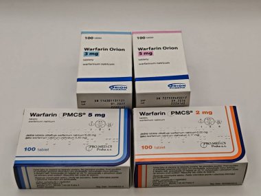 Prag, Çek Cumhuriyeti - 13 Eylül 2024: WARFARIN ORION ilaç kutusu ORION tarafından aktif madde, kan pıhtısının önlenmesi ve felç riskinin azaltılması için kullanılır.