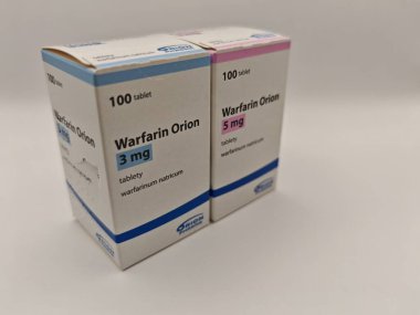Prag, Çek Cumhuriyeti - 13 Eylül 2024: WARFARIN ORION ilaç kutusu ORION tarafından aktif madde, kan pıhtısının önlenmesi ve felç riskinin azaltılması için kullanılır.