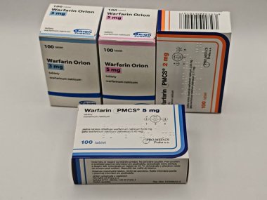 Prag, Çek Cumhuriyeti - 13. SEPTEMBER 2024: WARFARIN aktif maddeyle ilaç kutusu, kan pıhtısının önlenmesi ve felç riskinin azaltılmasında kullanılır.