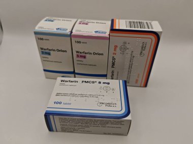 Prag, Çek Cumhuriyeti - 13. SEPTEMBER 2024: WARFARIN aktif maddeyle ilaç kutusu, kan pıhtısının önlenmesi ve felç riskinin azaltılmasında kullanılır.