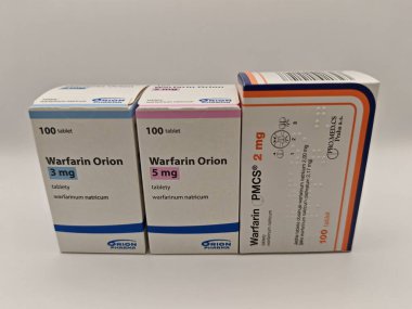 Prag, Çek Cumhuriyeti - 13. SEPTEMBER 2024: WARFARIN aktif maddeyle ilaç kutusu, kan pıhtısının önlenmesi ve felç riskinin azaltılmasında kullanılır.