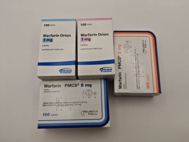 Prag, Çek Cumhuriyeti - 13. SEPTEMBER 2024: WARFARIN aktif maddeyle ilaç kutusu, kan pıhtısının önlenmesi ve felç riskinin azaltılmasında kullanılır.