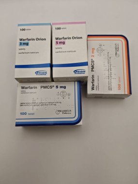 Prag, Çek Cumhuriyeti - 13. SEPTEMBER 2024: WARFARIN aktif maddeyle ilaç kutusu, kan pıhtısının önlenmesi ve felç riskinin azaltılmasında kullanılır.