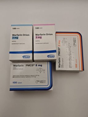 Prag, Çek Cumhuriyeti - 13. SEPTEMBER 2024: WARFARIN aktif maddeyle ilaç kutusu, kan pıhtısının önlenmesi ve felç riskinin azaltılmasında kullanılır.