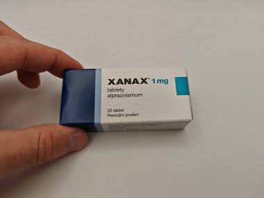 Prag, Çek Cumhuriyeti - 16 Mayıs 2025: PFIZER tarafından kullanılan XANAX kutu dolusu ALPRAZOLAM aktif madde, anksiyete ve panik bozukluklarının tedavisinde kullanıldı.