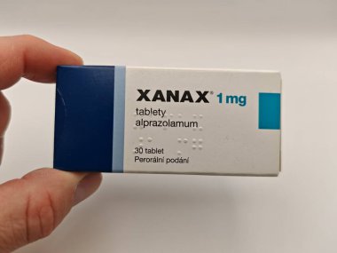 Prag, Çek Cumhuriyeti - 16 Mayıs 2025: PFIZER tarafından kullanılan XANAX kutu dolusu ALPRAZOLAM aktif madde, anksiyete ve panik bozukluklarının tedavisinde kullanıldı.