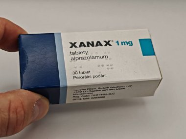 Prag, Çek Cumhuriyeti - 16 Mayıs 2025: PFIZER tarafından kullanılan XANAX kutu dolusu ALPRAZOLAM aktif madde, anksiyete ve panik bozukluklarının tedavisinde kullanıldı.