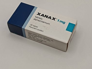 Prag, Çek Cumhuriyeti - 16 Mayıs 2025: PFIZER tarafından kullanılan XANAX kutu dolusu ALPRAZOLAM aktif madde, anksiyete ve panik bozukluklarının tedavisinde kullanıldı.