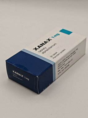 Prag, Çek Cumhuriyeti - 16 Mayıs 2025: PFIZER tarafından kullanılan XANAX kutu dolusu ALPRAZOLAM aktif madde, anksiyete ve panik bozukluklarının tedavisinde kullanıldı.